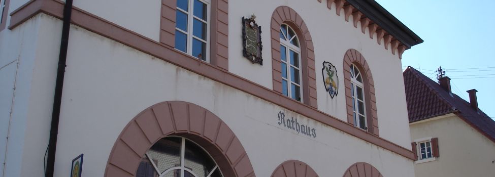 Das Rathaus befindet sich in der Hauptstraße in Zeiskam